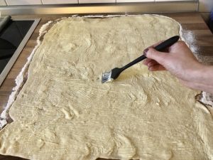 Butter auf den Teig streichen