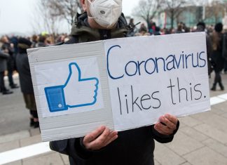 Polizei greift bei Corona-Demo in Hamburg ein Ein Plakat bei der Corona Demo in Hamburg. Foto: dpa