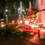 So erinnert sich Hamburg: Veranstaltungen rund um den 9. November Kerzen und Blumen, die im Rahmen von "Grindel leuchtet" aufgestellt wurden, um den Opfern der Progromnacht 1938 zu gedenken. Foto: Pia Röpke