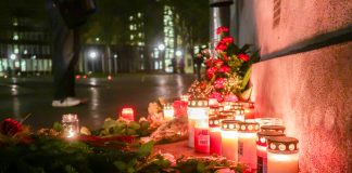 So erinnert sich Hamburg: Veranstaltungen rund um den 9. November Kerzen und Blumen, die im Rahmen von "Grindel leuchtet" aufgestellt wurden, um den Opfern der Progromnacht 1938 zu gedenken. Foto: Pia Röpke