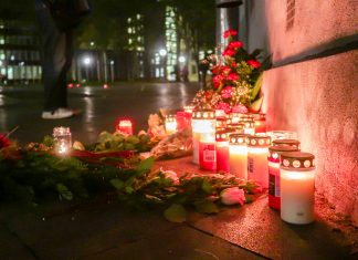 So erinnert sich Hamburg: Veranstaltungen rund um den 9. November Kerzen und Blumen, die im Rahmen von "Grindel leuchtet" aufgestellt wurden, um den Opfern der Progromnacht 1938 zu gedenken. Foto: Pia Röpke