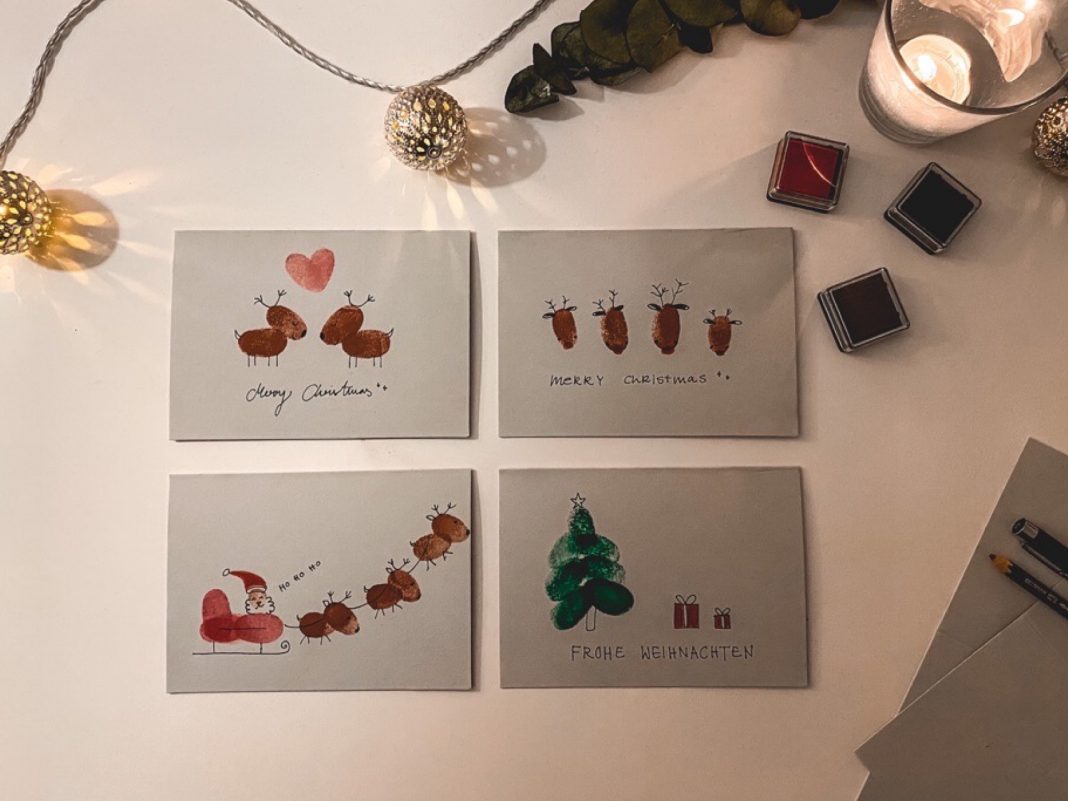 Individuelle Weihnachtskarten mit einem Fingerabdruck.