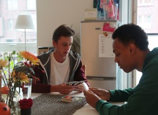 Inklusive WG: Mein Job als Mitbewohner Joshua und Michael wohnen in einer inklusiven WG. Foto: Klaeden