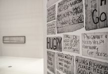 Matt Black: Leben abseits des American Dream Matt Black "American Geography": Schilder, die Matt Black auf seinen Reisen durch die USA gesehen hat. Im Hintergrund: Landschaftspanorama von Matt Black