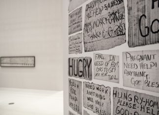 Matt Black: Leben abseits des American Dream Matt Black "American Geography": Schilder, die Matt Black auf seinen Reisen durch die USA gesehen hat. Im Hintergrund: Landschaftspanorama von Matt Black