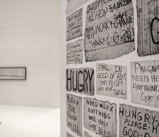 Matt Black: Leben abseits des American Dream Matt Black "American Geography": Schilder, die Matt Black auf seinen Reisen durch die USA gesehen hat. Im Hintergrund: Landschaftspanorama von Matt Black