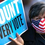 Scharfe Kritik an Trumps verfrühter Siegeserklärung Eine Frau hält ein Schild mit dem Titel: Count every vote. Trumps Siegeserklärung erntet Kritik.