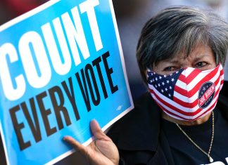 Scharfe Kritik an Trumps verfrühter Siegeserklärung Eine Frau hält ein Schild mit dem Titel: Count every vote. Trumps Siegeserklärung erntet Kritik.