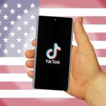 Wie die US-Wahl 2020 auf TikTok polarisiert TikTok und die US-Wahl: Die App vor der amerikanischen Flagge.