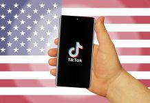 Wie die US-Wahl 2020 auf TikTok polarisiert TikTok und die US-Wahl: Die App vor der amerikanischen Flagge.