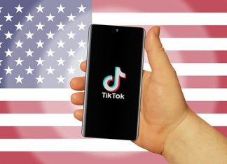 Wie die US-Wahl 2020 auf TikTok polarisiert TikTok und die US-Wahl: Die App vor der amerikanischen Flagge.