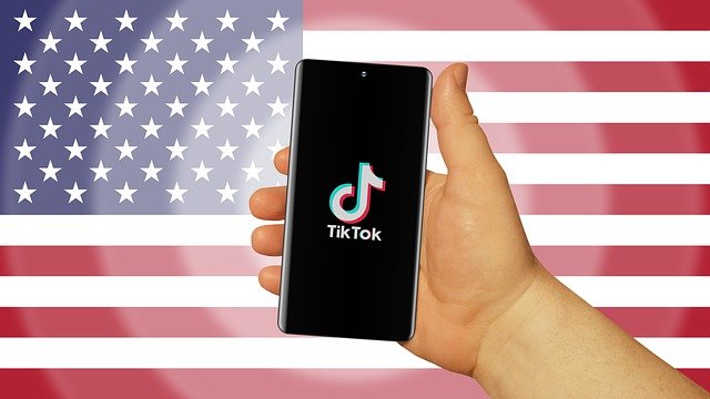 TikTok und die US-Wahl: Die App vor der amerikanischen Flagge.