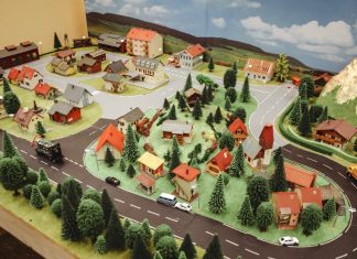 Autonomes Fahren: Am Campus Berliner Tor klappt das schon Die Miniturstrecke wurde von Studierenden der HAW errichtet, um zum Autonomen Fahren zu forschen.