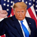 Trump klagt in mehreren US-Bundesstaaten Präsident Donald Trump ballt die Faust am Rednerpult. Er legt Klage ein.