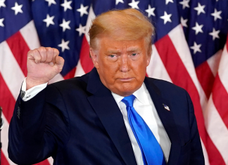 Trump klagt in mehreren US-Bundesstaaten Präsident Donald Trump ballt die Faust am Rednerpult. Er legt Klage ein.