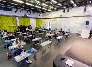 Mit Maske in der Vorlesung und Küchentisch statt Hörsaal Unistart auf dem Campus Finkenau.