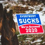 Das sind die skurrilsten Wahlwerbespots aus den USA "Everybody sucks" Schild, Wahlwerbespots in den USA