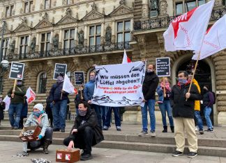 Gastro-Beschäftigte geben symbolisch den Löffel ab gastronomie_corona_kundgebung_lorenz_jeric_fink_hamburg
