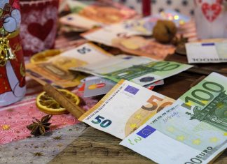 Spenden statt schenken Hamburger*innen planen rund 500 Euro für Weihnachtsgeschenke auszugeben. Eine immense Summe, die Menschen in Not in Spendenform helfen könnte. Ein kleines Plädoyer fürs Spenden. Titelbild: Pixabay