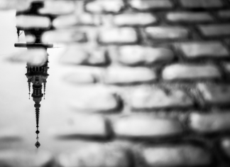 Na, schon einen Platz in der Kirche für Weihnachten reserviert? Kopfsteinpflaster-mit-Regenpfütze-Spiegelung-des-Michels