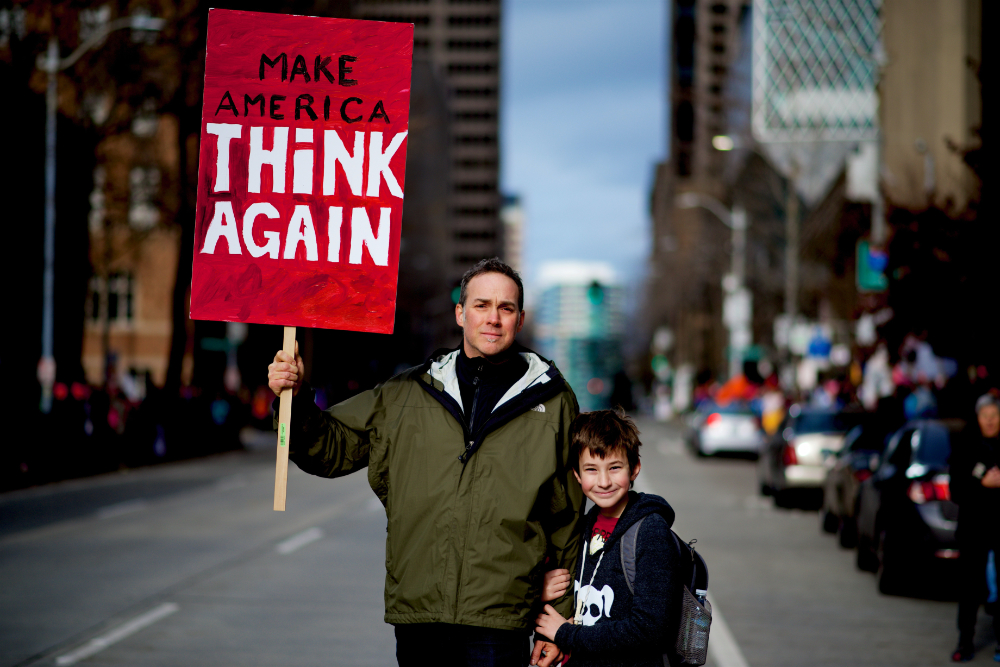 Demonstrant mit "Make America think again" Schild. Wer wird Präsident: Trump oder Biden?
