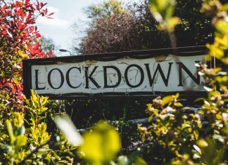 “Lockdown light” in Hamburg: eine erste Bilanz Ein in die Jahre gekommenes Schild mit der Aufschrift "Lockdown"