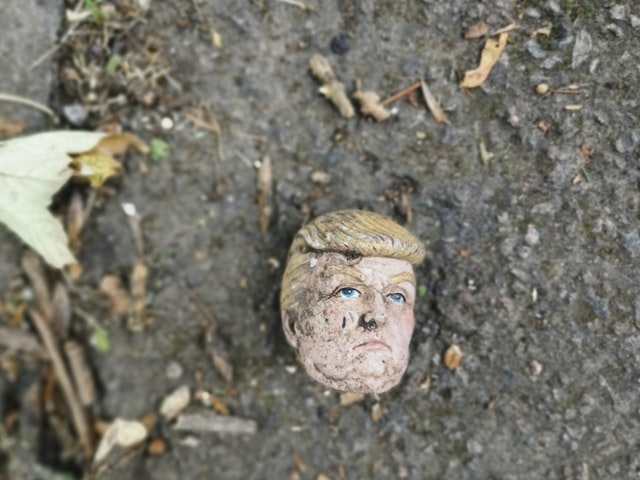 kaputter Kopf einer Trumppuppe