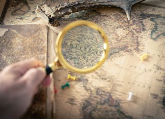 7 Fakten, die Du noch nicht über die US-Wahl wusstest Fakten zur US-Wahl: Eine Lupe vergrößert die USA-Karte.