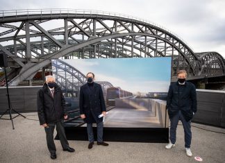 U4-Haltestelle Moldauhafen: Bürger*innen sollen mitentscheiden Vorsitzender HafenCity Hamburg GmbH Jürgen Bruns-Berentelg (links), Vorstandsvorsitzender der Hamburger Hochbahn AG Henrik Falk und Anjes Tjarks Hamburger Senator für Verkehr und Mobilitätswende (Bündnis 90/Die Grünen) , stehen an der Station Elbbrücken vor einem Bild mit der geplanten Verlängerung der U4.