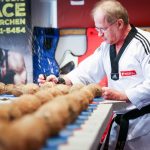 61-Jähriger zerschlägt 130 Kokosnüsse in einer Minute weltrekord_kokosnuesse-dpa-fink-hamburg