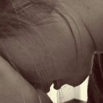 Linke kritisiert den Umgang mit Corona in Frauenhäusern Thema: Corona in Frauenhäusern. Eine Frau stützt ihr Gesicht in ihre Hände.