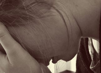 Linke kritisiert den Umgang mit Corona in Frauenhäusern Thema: Corona in Frauenhäusern. Eine Frau stützt ihr Gesicht in ihre Hände.