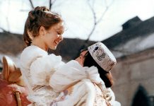 Wusstest du das über “Drei Haselnüsse für Aschenbrödel”? Drei Haselnüsse für Aschenbrödel. Endlich kann der Prinz (Pavel Trávnícek) sein Aschenbrödel (Libuse Safránková) in die Arme schließen. Bild: WDR/DRA