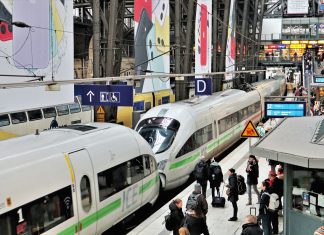 Bahn fährt häufiger von Hamburg nach Berlin Ein ICE der Deutschen Bahn steht am Hamburger Hauptbahnhof. Bild: Deutsche Bahn AG / Wolfgang Klee