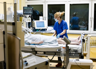 Belastungsgrenze an einigen Hamburger Kliniken erreicht Pflekraft auf Intensiv-Station, Foto: Frank Molter/dpa