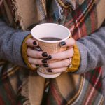 Ab 16 Uhr kein Glühwein mehr in Altona und Hamburg-Nord Hände die einen Glühweinbecher halten.