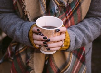 Ab 16 Uhr kein Glühwein mehr in Altona und Hamburg-Nord Hände die einen Glühweinbecher halten.