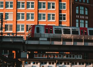 Mehr Geld und freie Tage für Hochbahn-Mitarbeitende Eine U-Bahn der Hochbahn fährt überirdisch.