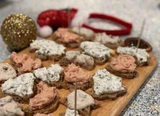 Easy Peasy: Der schnelle Snack für Weihnachten plätzchen-aus-brot-mit-weihnachtlichen-dips-beschmiert