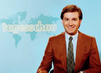 Jan Hofer sagt Tschüss Jan Hofer, damals Sprecher der "Tagesschau", sitzt im Studio an seinem Platz.