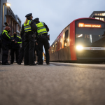 Mehr Verstöße gegen die Maskenpflicht im öffentlichen Nahverkehr Mitarbeiter der Hochbahn-Wache und Beamte der Polizei kontrollieren im Rahmen eines bundesweiten Aktionstages an einer Haltestelle der Hochbahn die Einhaltung der Maskenpflicht
