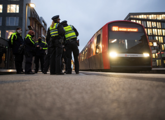 Mehr Verstöße gegen die Maskenpflicht im öffentlichen Nahverkehr Mitarbeiter der Hochbahn-Wache und Beamte der Polizei kontrollieren im Rahmen eines bundesweiten Aktionstages an einer Haltestelle der Hochbahn die Einhaltung der Maskenpflicht