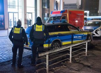 27-Jähriger auf der Flucht, vermutlich bewaffnet Die Hamburger Polizei war am Mittwochabend mit einem Großaufgebot in der Innenstadt. Foto: Daniel Bockwoldt/dpa