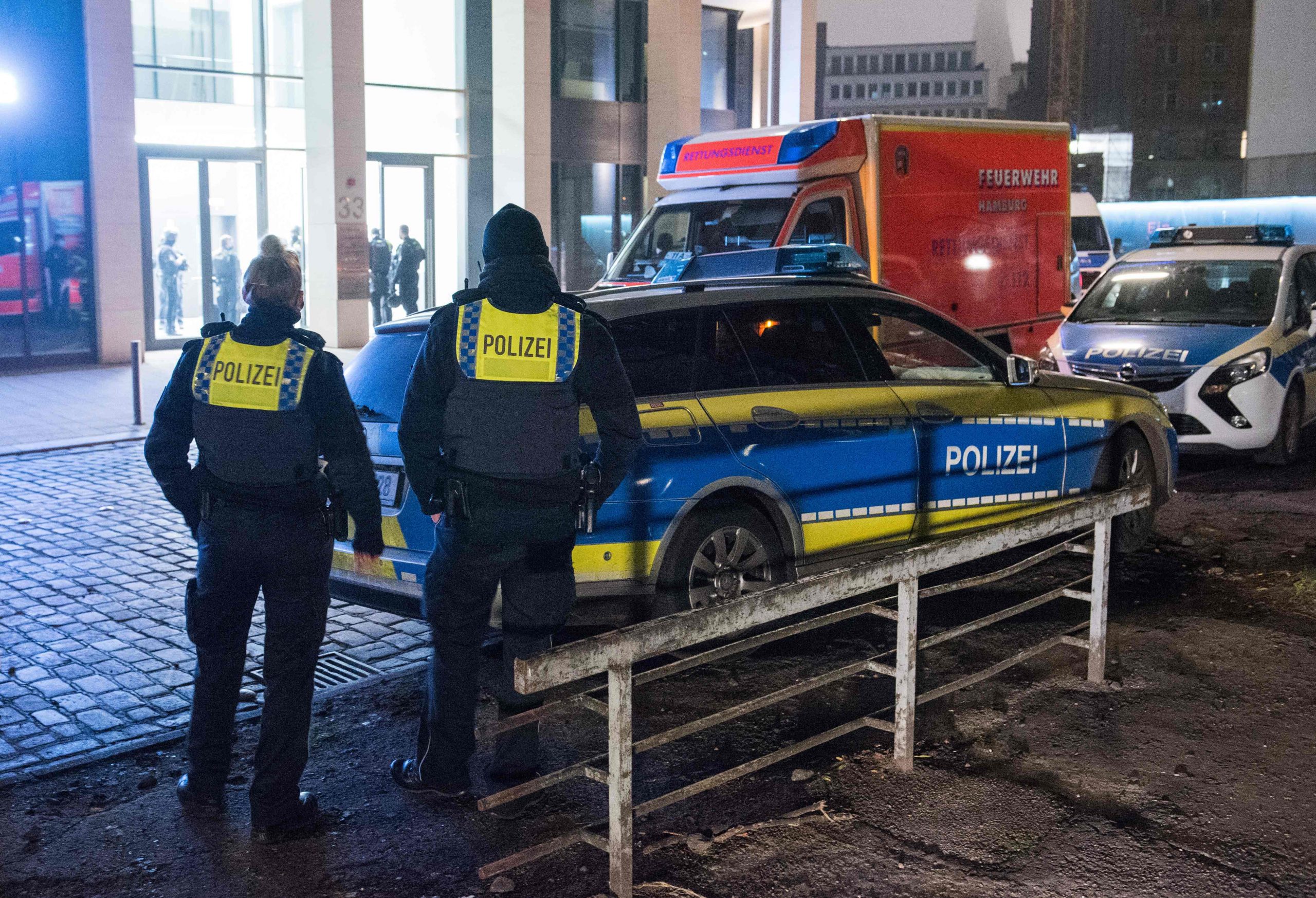 Die Hamburger Polizei war am Mittwochabend mit einem Großaufgebot in der Innenstadt. Foto: Daniel Bockwoldt/dpa