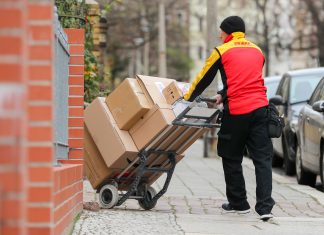 Die stillen Weihnachtsheld*innen Vor Weihnachten ist für die Post die Zustellung der Pakete besonders stressig. Foto: Jan Woitas/zb/dpa