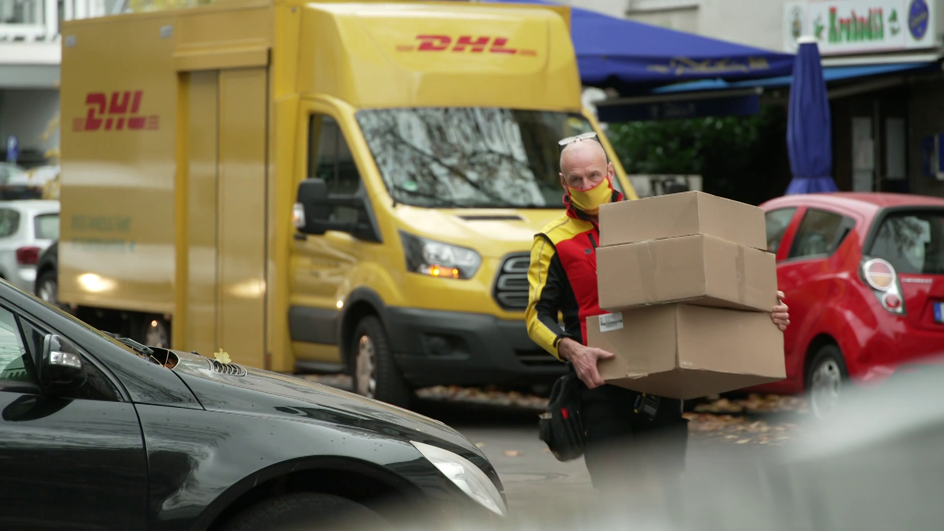 Vor Weihnachten ist für die Post die Zustellung der Pakete besonders stressig. Foto: Deutsche Post AG