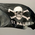 St-Pauli-Flagge-Bernd-Sterzl-pixelio-696×466