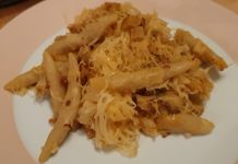 Schupfnudeln mit Kraut: Ein Weihnachtsmarkt-Klassiker in Süddeutschland Schupfnudeln mit Kraut: Ein Klassiker auf den süddeutschen Weihnachtsmärkten. Das Rezept jetzt im Adventskalender von FINK.HAMBURG. Foto: Patrick Nägele