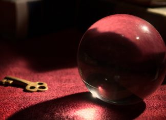 Prozessausgang ungewiss für angebliche Hellseherin Eine Kristallkugel, wie sie häufig als Symbol für Zauberei genutzt wird. Unklar, ob die angebliche Hellseherin auch solch eine Kugel benutzt.