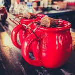 Tasse leer: Keine alkoholischen Heißgetränke mehr in ganz Hamburg Tassen mit Feuerzangenbowle auf einem Tisch im Freien.